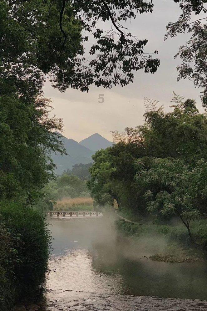 范楷与信义光能控股有限公司投资总监魏刚就光伏玻璃项目进行洽谈