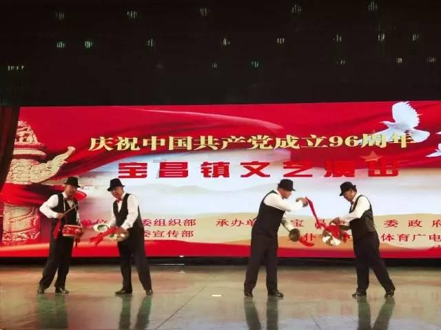 【神农架首届网评大赛67】东湖评论:峰峦巍峨秀水萦,只此青绿万物生