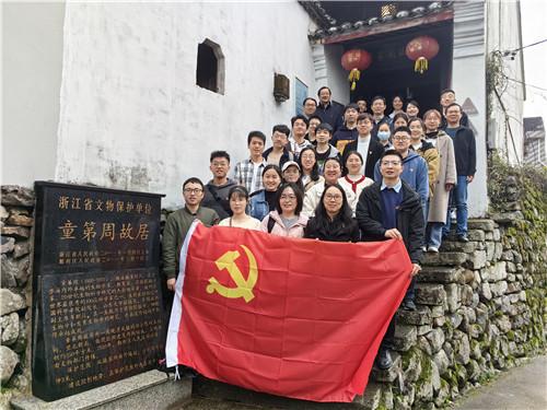 逃离电梯间
