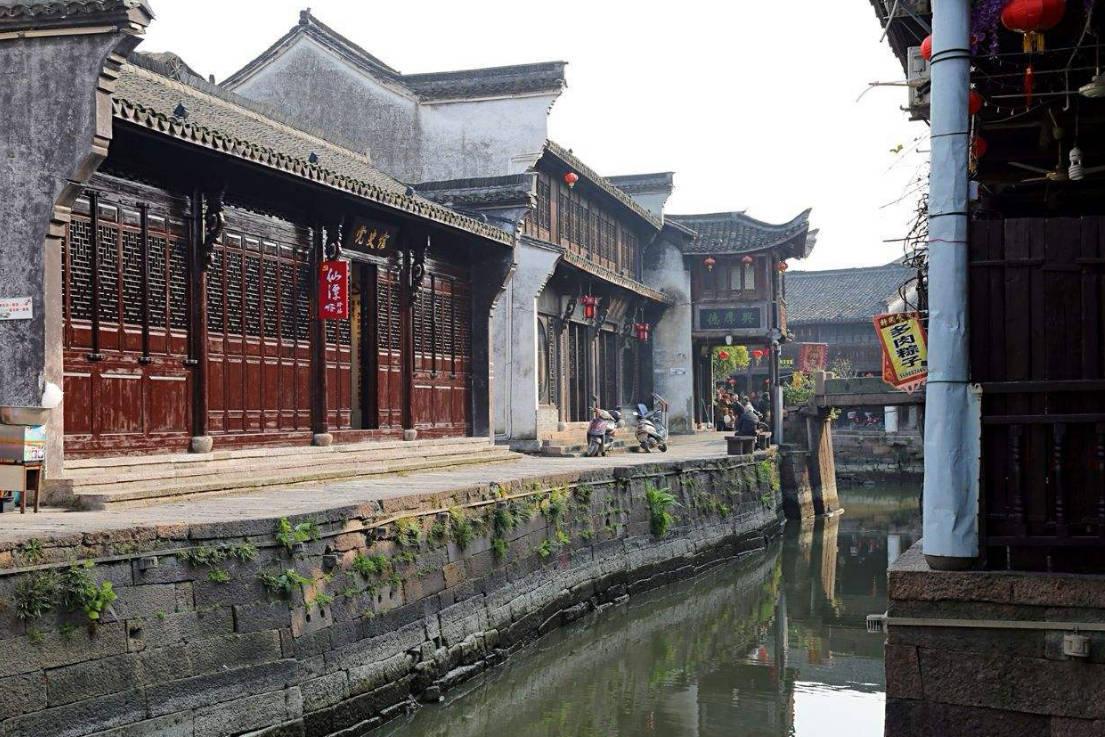 渝湘高速酉阳段迎来新年首场降雪，目前道路通行正常